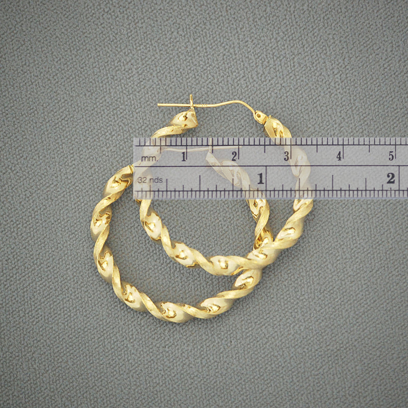 Hinged snap closure detail on 10K yellow gold 35mm twisted hoop earring