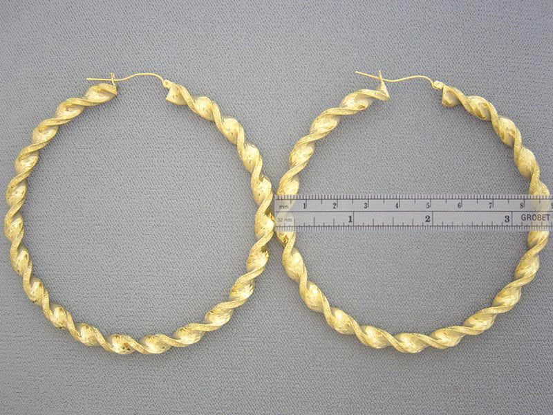 Close up of textured 10K yellow gold twisted rope detail on 90mm hoop earring