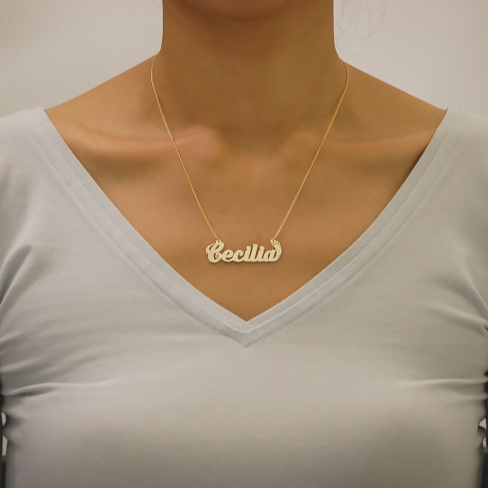 Model wearing the solid gold personalized cursive nameplate necklace on a 15-inch rolo chain.