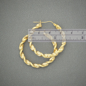 Hinged snap closure detail on 10K yellow gold 35mm twisted hoop earring