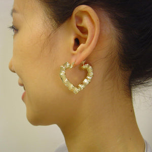1.5-inch real gold heart bamboo doorknocker earrings worn for 80s retro streetwear style